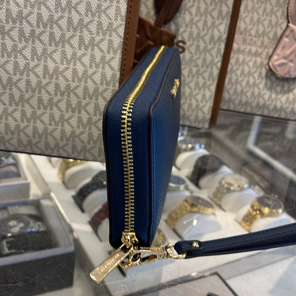MICHAEL KORS LARGE TRAVEL CONTINENTAL WRISTLET WALLET NAVY BLUE COLOR
NWT - Picture 5 of 16